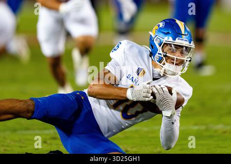Stanford, CA, USA: Florida State Seminoles Wide Receiver B.J. Gibson (10) erhält einen Pass während eines College-Football-Spiels gegen Stanford Cardinals, Satu Stockfoto