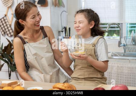 Familienzeit, Frühstück, gemeinsame Aktivitäten während der Ferien. Eltern und Kinder essen in den Ferien zusammen. Neues Zuhause für Fam Stockfoto