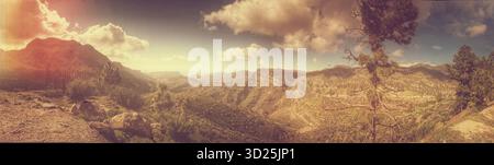 Weitläufige Panoramaszene mit atemberaubenden Bergen, klarem Himmel und lebendiger natürlicher Schönheit. Stockfoto