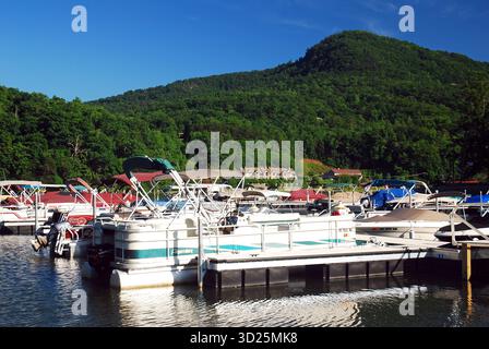Freizeitboote liegen in einem kleinen Yachthafen in einem Waldpark in Lake Lure, North Carolina Stockfoto