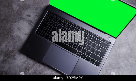 Laptop-Bildschirm auf dem Schreibtisch. Stockfoto