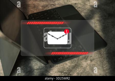 E-Mail-Spam-Benachrichtigung auf einem digitalen Tablet. Warnbenachrichtigung bei kompromittierten Informationen. Stockfoto