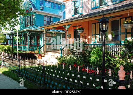 Wunderschöne viktorianische Häuser säumen einen Bürgersteig im historischen Viertel von Cape May New Jersey Stockfoto