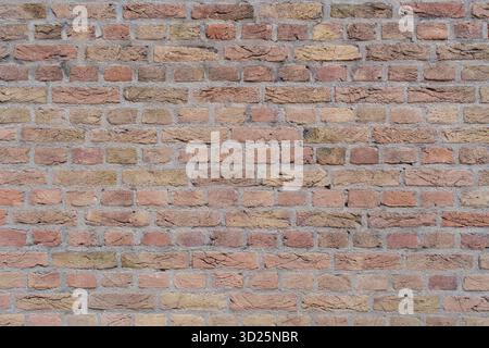 Alte, ausgewaschene rote Ziegelsteinwand Stockfoto