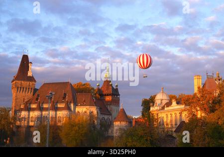 Vajdahunyad Vara, Vajdahunyad Castle, Varosliget, Stadtpark, Budapest, Ungarn Stockfoto