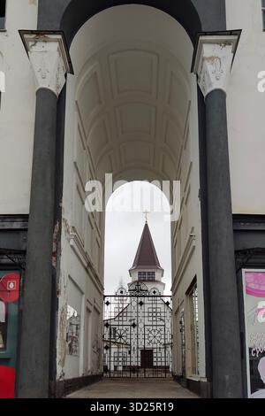 Sortavala, Karelien, 7. Oktober 2025, Blick durch einen Bogengang der Kirche St. Johannes des Theologen. Dies ist eine orthodoxe Kirche, die 2018 erbaut wurde. Stockfoto