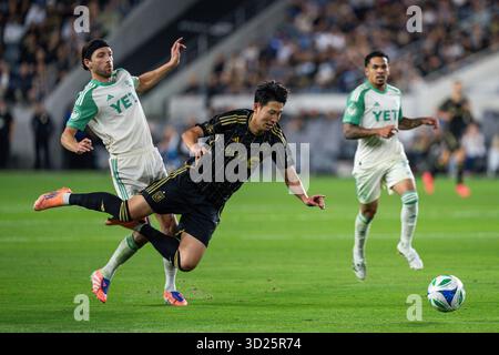 Austin FC Mittelfeldspieler Ilie Sánchez (6) erhält eine gelbe Karte für ein Foul gegen den LAFC-Stürmer Heung-Min (7) während der MLS Western Conference Playoffs, Runde 1, Mittwoch, 29. Oktober 2025, im BMO Stadium in Los Angeles besiegte CA. LAFC Austin FC mit 2:1. (Jon Endow/Bild des Sports) Stockfoto
