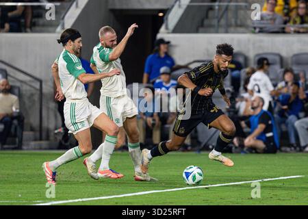 Der LAFC-Stürmer Denis Bouanga (99) übertrifft den Mittelfeldspieler Ilie Sánchez (6) und den Verteidiger Mikkel Desler (3) während der MLS Western Conference Playoffs, Runde 1, Mittwoch, 29. Oktober 2025, im BMO Stadium in Los Angeles besiegte CA. LAFC Austin FC mit 2:1. (Jon Endow/Bild des Sports) Stockfoto