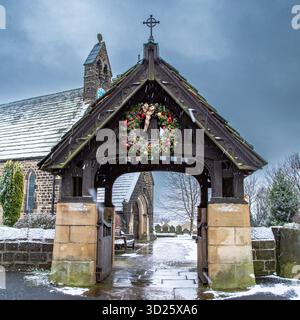 Weihnachtskranz auf dem Lychgate, wenn St. John's Church, Baildon, Yorkshire. Stockfoto