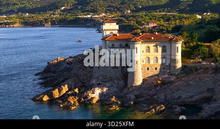 Eines der schönsten und romantischsten Schlösser Italiens - Castello di Boccale auf den Felsen des Tyrrenischen Meeres in der Nähe von Livorno in der Toskana Stockfoto