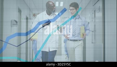 Walking Arzte im weißen Fell mit Tablettengelber Mappe im Krankenhaussaal mit Stethoskopgraphien Stockfoto