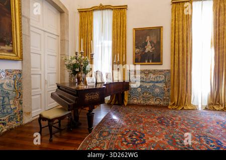 Eleganter Musikraum mit Flügel im Palácio dos Condes de Anadia - Palast der Grafen von Anadia in Mangualde, Portugal, Europa Stockfoto
