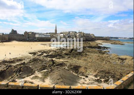 Saint-Malo, Frankreich, 08/20/2010 Beschreibung: Weiter Blick auf Saint-Malo ummauerte Stadt, Strand und Tidal Rocks, Bretagne Stockfoto