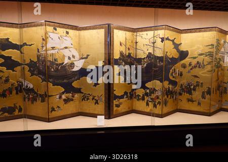 Traditionelle japanische Malerei mit Nanban-Faltwand im Nationalmuseum für antike Kunst (Museu Nacional de Arte Antiga) in Lissabon, Portugal Stockfoto