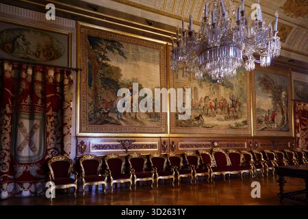 Grand Waiting Room großzügig dekorierter königlicher Saal mit roten Samtstühlen im Nationalpalast Ajuda - Palácio Nacional da Ajuda, Lissabon, Portugal, Europa Stockfoto