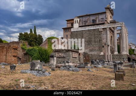 Das Forum Romanum in Rom, Italien, der Tempel des Antoninus und Faustina wurde zur Chiesa di San Lorenzo in der Kirche Miranda umgewandelt. Stockfoto