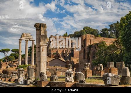Antike Ruinen am Forum Romanum (Foro Romano, Forum Romanum) mit Blick auf den Palatin in Rom, Italien. Stockfoto