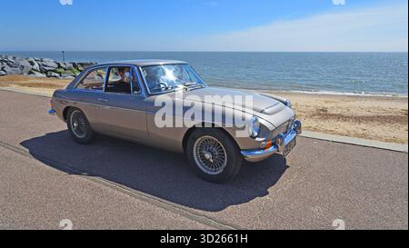 Klassisches MGC GT am Strand und Meer im Hintergrund Stockfoto