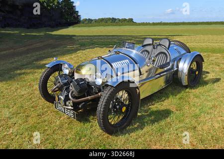 Klassischer Pembleton T24 Pkw auf Gras geparkt Stockfoto