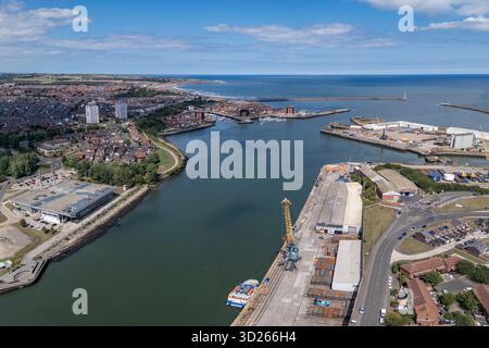 Blick aus der Vogelperspektive entlang des Flusses Wear in Richtung Nordsee, Sunderland, Großbritannien. Stockfoto