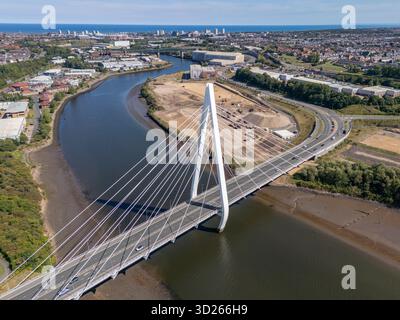 Aus der Vogelperspektive der Northern Spire Bridge über den Fluss Wear, Sunderland, Großbritannien. Stockfoto