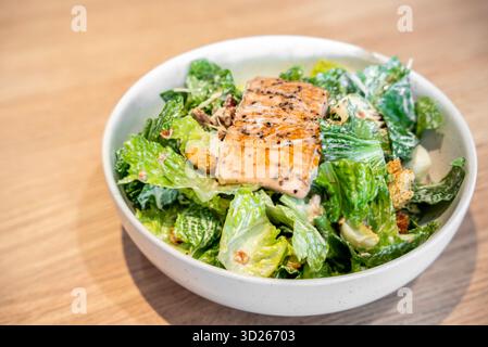 Vegetarischer Ceasar-Salat mit Grillsteak, Lachs, Kirschtomaten, Croutons und Salat. Stockfoto