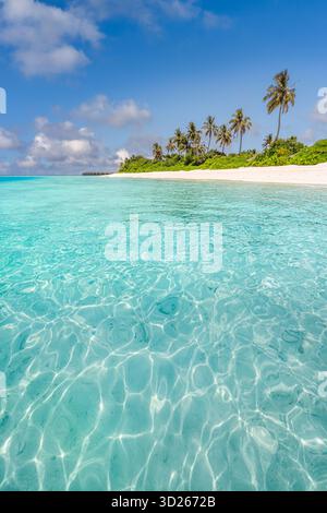 Tropische Strandlandschaft mit türkisfarbenem, weißem Sand und ruhiger, sonniger Insellandschaft Stockfoto