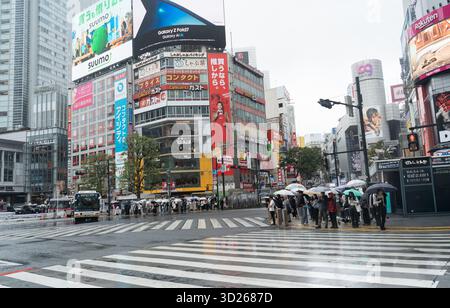 Tokio, Shibuya, Japan: Die Shibuya Street überquert eine der Sehenswürdigkeiten Tokios. Tausende überqueren die Straße aus verschiedenen Richtungen Stockfoto