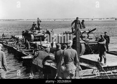 UKRAINE - September 1941 - Deutsche Truppen überquerten den Dnieper in der Ukraine während der Operation Barbarossa - die Invasion der Sowjetunion durch die Nazis im Zweiten Weltkrieg. Abgebildet sind zwei PzKpfw II Ausf C Panzer der 11. Panzerdivision auf einer Fähre, die bereit ist, abzureisen - Foto: Geopix/Schneider Stockfoto