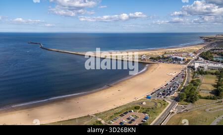 Panoramablick auf Littlehaven Beach von oben North Marine Park in Richtung Ocean Beach Pleasure Park, South Shields, Großbritannien. Stockfoto