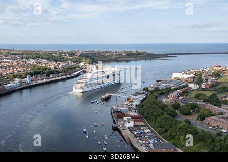 Aus der Vogelperspektive des Kreuzfahrtschiffs AIDAsol, das vom North Shields Port im River Tyne (Hafen, der Newcastle bedient) abfährt. Stockfoto