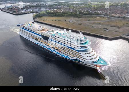 Aus der Vogelperspektive des Kreuzfahrtschiffs AIDAsol, das vom North Shields Port im River Tyne (Hafen, der Newcastle bedient) abfährt. Stockfoto