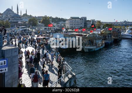 Panoramablick auf das geschäftige Viertel Eminonu neben dem Goldenen Horn und Boote, die Balik Ekmek verkaufen, ein beliebtes Fisch Sandwich Street Food in der Nähe des Ägyptischen Basars und der Galata Brücke. Istanbul, Türkei. Stockfoto
