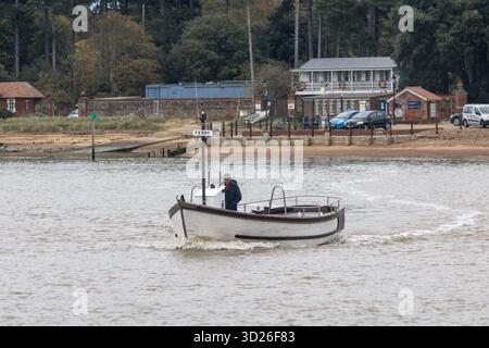 Die Passagierfähre, die über die Deben Mündung fährt, um Felixstowe Ferry und Bawdsey an der Küste von Suffolk, Großbritannien, zu verbinden Stockfoto