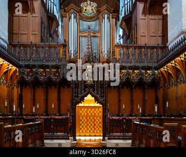 Die St Albans Cathedral Orgel wurde 1962 von Harrison & Harrison of Durham nach einem Entwurf von Peter Hurford und Ralph Downes in neoklassizistischen Linien erbaut. Stockfoto