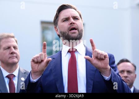 Washington, Usa. 30. Oktober 2025. US-Vizepräsident JD Vance spricht mit den Medien über die Schließung der Regierung vor dem Westflügel des Weißen Hauses in Washington am 30. Oktober 2025. Foto: Yuri Gripas/ABACAPRESS.COM Credit: Abaca Press/Alamy Live News Stockfoto