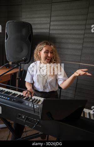 Kaukasische Frau unterrichtet Online-Musikunterricht. Stockfoto
