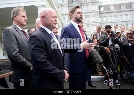 Washington, Usa. 30. Oktober 2025. US-Vizepräsident JD Vance spricht mit den Medien über die Schließung der Regierung vor dem Westflügel des Weißen Hauses in Washington am 30. Oktober 2025. Foto: Yuri Gripas/ABACAPRESS.COM Credit: Abaca Press/Alamy Live News Stockfoto