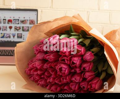 Online Flower Shopping Konzept schöner frischer Blumenstrauß im Fokus Stockfoto