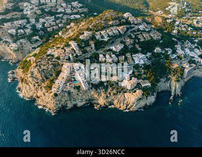 Blick aus der Vogelperspektive auf die Küstenstadt mit modernen weißen Gebäuden auf felsigen Klippen am Meer. Stockfoto