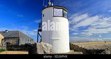 National CoastWatch Aussichtsturm an der RNLI Station, Porthcawl Seafront, South Wales, Großbritannien. Vom Oktober 2025. Herbst Stockfoto