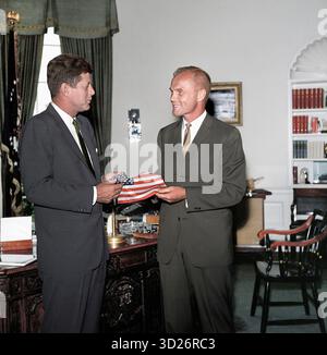 US-Präsident John F. Kennedy erhält Geschenk einer amerikanischen Flagge vom Astronauten Oberstleutnant John H. Glenn, Jr., Ovla Office, White, House, Washington, D.C., USA, Robert Knudsen, Fotos des Weißen Hauses, Juni 1962 Stockfoto