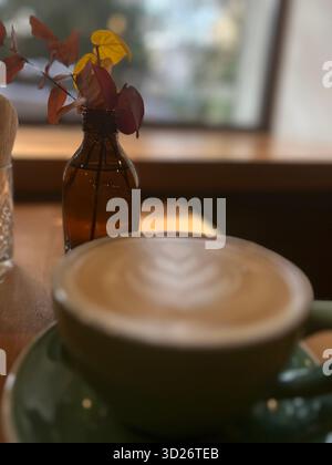 Eine Tasse heißer Kaffee in einem Herbstcafé Stockfoto