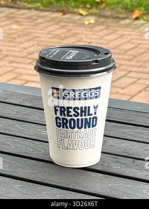 Cardiff, Wales, Vereinigtes Königreich - 17. Oktober 2025: Greggs Fairtrade Kaffee in einer Einweg-Papierschale mit Plastikdeckel. Keine Personen. Stockfoto
