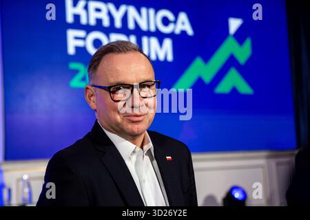 Andrzej Duda, Präsident der Republik Polen 2015–2025, spricht während einer Podiumsdiskussion während des Krynica-Forums, einem rechtsgerichteten Forum für Wirtschaft und Politik in Krynica, Polen, am 29. Oktober 2025. Stockfoto