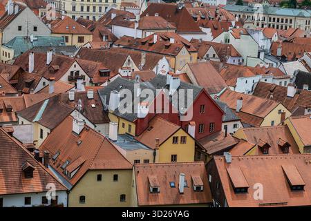 Ein genauer Blick auf das Herz von Český Krumlov. Enge, historische Häuser mit orangefarbenen und braunen Ziegeldächern und pastellfarbenen Fassaden. Mittelalterliche Textur. Stockfoto