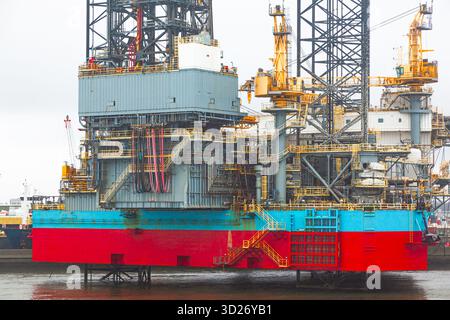 Eine Offshore-Bohrplattform steht in der Nähe des Hafens Gdynia in Polen Stockfoto