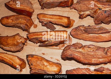 Eine Ladung fertiger geräucherter Schmalz auf Papier Stockfoto