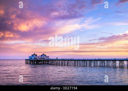 Malibu Pier unter einem wunderschönen rosa Sonnenuntergang in Malibu, Kalifornien. Der historische Pier wurde 1905 erbaut. Stockfoto