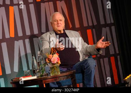 Stratford-upon-Avon, Vereinigtes Königreich Donnerstag, 30. Oktober 2025. John Cleese 50 Years of Fawlty Towers lebt beim Stratford Literary Festival. Zum ersten Mal in Großbritannien erzählte John Momente aus seiner Karriere im Fernsehen und Film und erklärte, warum seine Slapstick-Hotelgestaltung weiterhin regelmäßig zur besten Sit-com in der britischen Geschichte gewählt wird. Er zollte dem Fawlty Towers Star Prunella Scales Tribut, den er Perfect Comedy Partner nannte, der diese Woche im Alter von 93 Jahren starb. Stockfoto